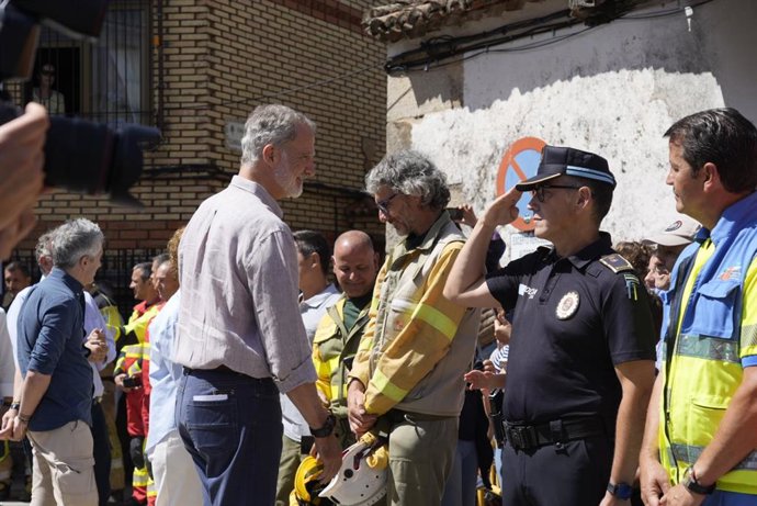 El Rey Felipe VI durante su visita a Trasierra - Tierras de Granadilla, zona afectada por los incendios, a 29 de agosto de 2025, en Cabezabellosa, Cáceres, Extremadura (España). Durante su visita, han conocido de primera mano los daños sufridos por los in