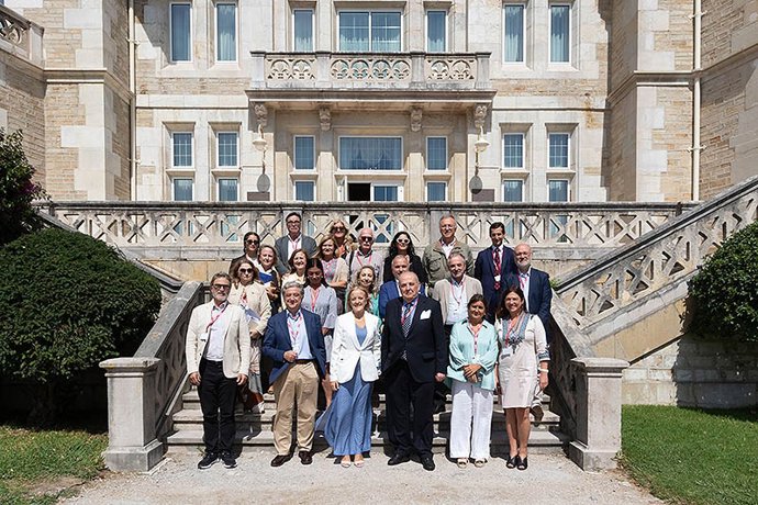 La consejera de Presidencia, Justicia, Seguridad y Simplificación Administrativa, Isabel Urrutia, clausura el curso, sobre el 30º aniversario del Comité de las Regiones.