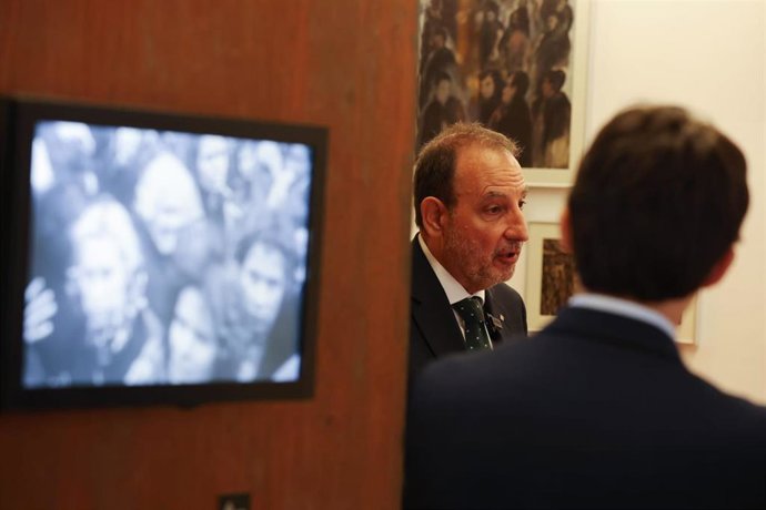 El conseller, Ramon Espadaler, durante su visita al MUME