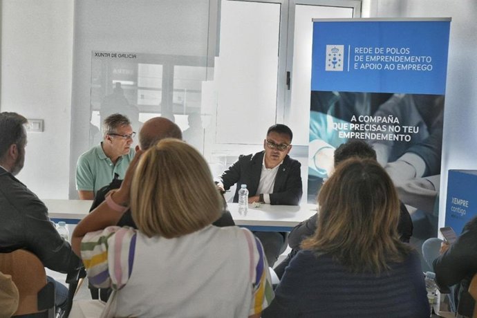 El conselleiro de Emprego, Comercio e Emigración, José González, visita en Verín (Ourense) la oficina habilitada por la Xunta para atender a los afectados por la ola de incendios del verano de 2025.