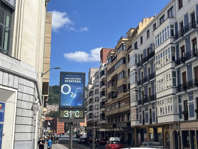 Termómetro marcando 31 grados en Bilbao (archivo)