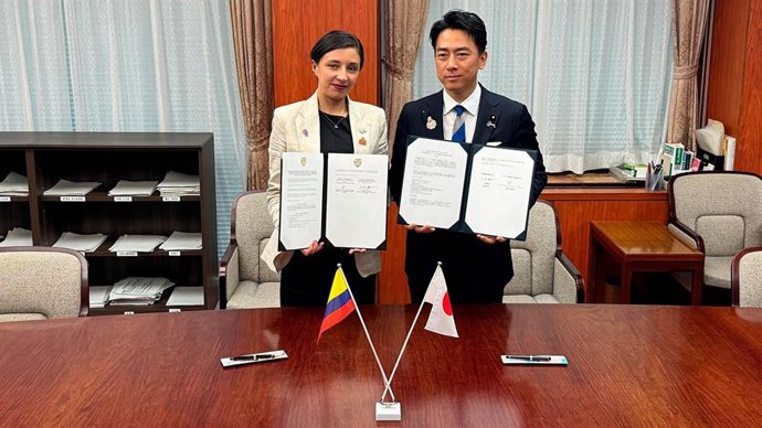 Los ministros de Agricultura de Colombia, Martha Carvajalino, y de Japón, Shinjiro Koizumi, con el memorando de cooperación firmado.