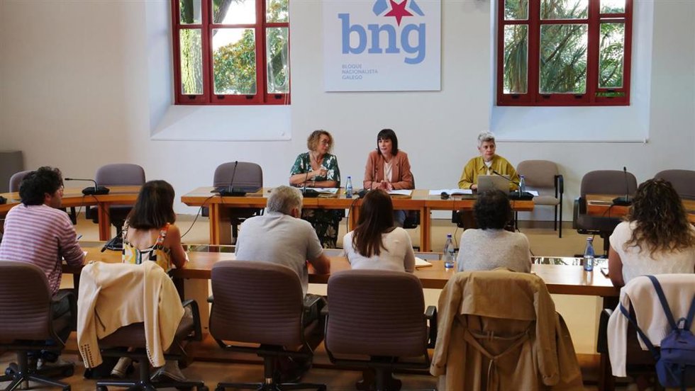La portavoz nacional del BNG, Ana Pontón, se reúne con representantes sindicales de la educación.