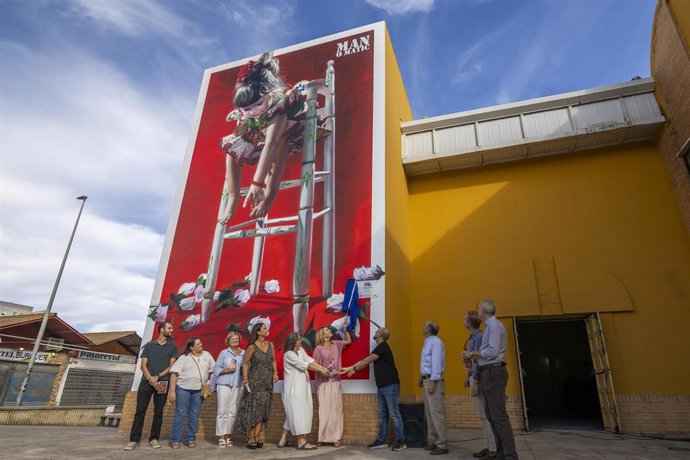 Inauguracion de un mural en la plaza situada junto al Centro Social Joaquín Martín Jiménez 'Quiní de Huelva.