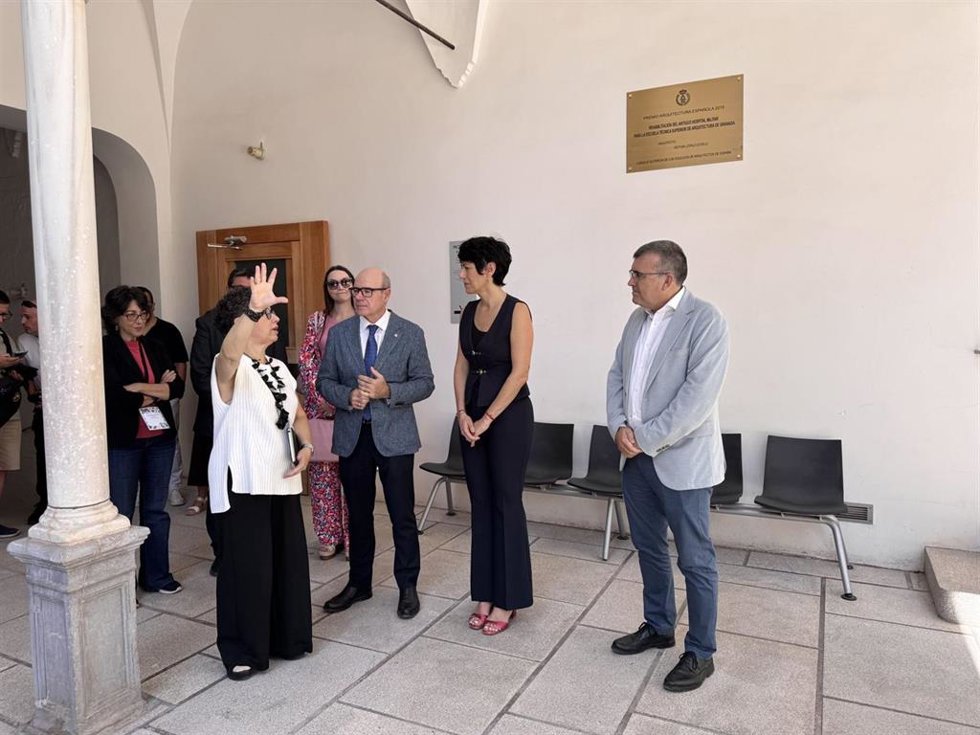 La ministra de Inclusión Social, Elma Saiz, en el centro de la imagen, flanqueada por el rector de la Universidad de Granada, Pedro Mercado, a su derecha, y el subdelegado del Gobierno en la provincia, José Antonio Montilla