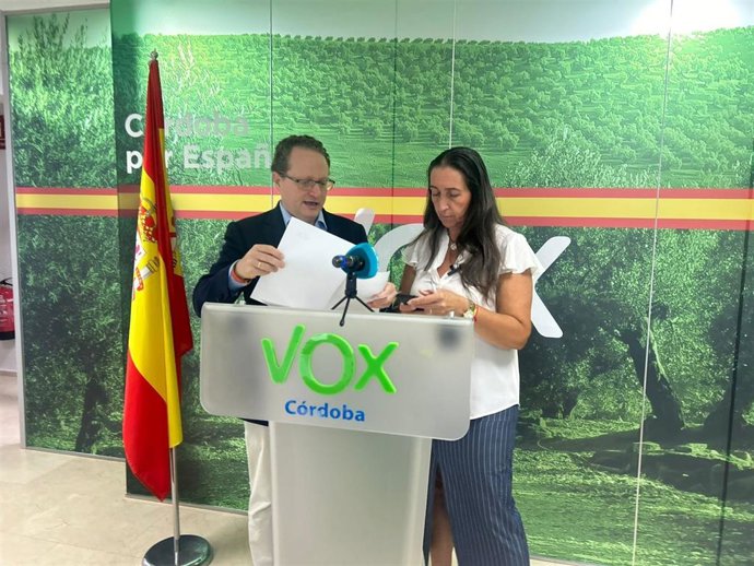 La presidenta de Vox Córdoba, Paula Badanelli, acompañada por el diputado nacional de Vox por Córdoba, José Ramírez.