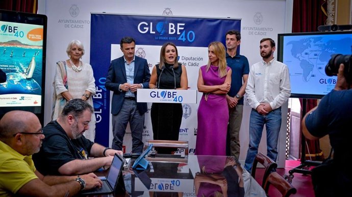 Beatriz Gandullo, teniente de alcalde de Fiestas del Ayuntamiento de Cádiz, toma la palabra en la presentación de la regata Globe 40