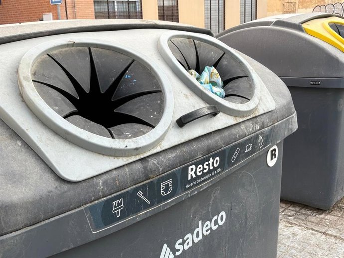 Un contenedor en la vía pública.