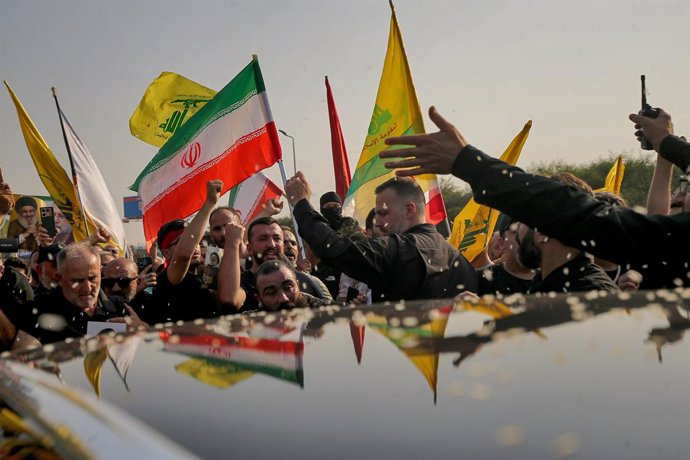 13 de agosto de 2025, Beirute, Beirute, Líbano: 13 de agosto de 2025 - Beirute, Líbano - Simpatizantes pró-iranianos do Hezbollah se reúnem em frente ao carro de Ali Larijani, secretário do Conselho Supremo de Segurança Nacional do Irã, enquanto o cumprim