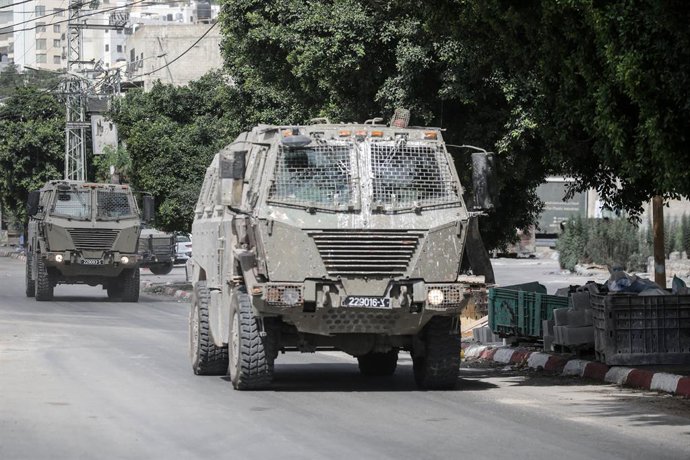 3 de setembro de 2025, Nablus, Cisjordânia, Palestina: Veículos militares israelenses cercam a casa de um homem palestino, procurado pelo exército israelense no campo de refugiados de Balata, a leste de Nablus, na Cisjordânia.