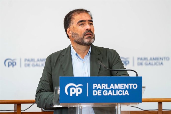 El portavoz parlamentario del PPdeG, Alberto Pazos, en rueda de prensa.