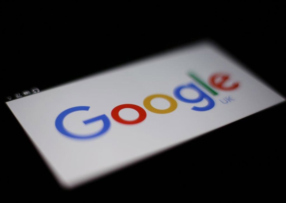 Archivo - Logo de Google en un móvil.