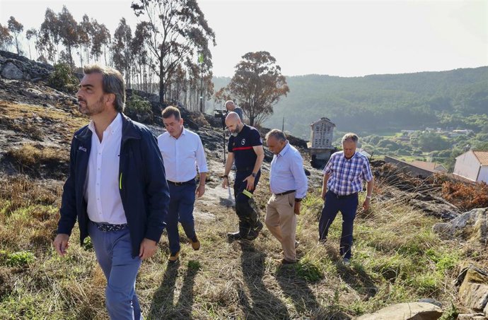 El conselleiro de Presidencia, Diego Calvo, visita Ponteceso tras los incendios