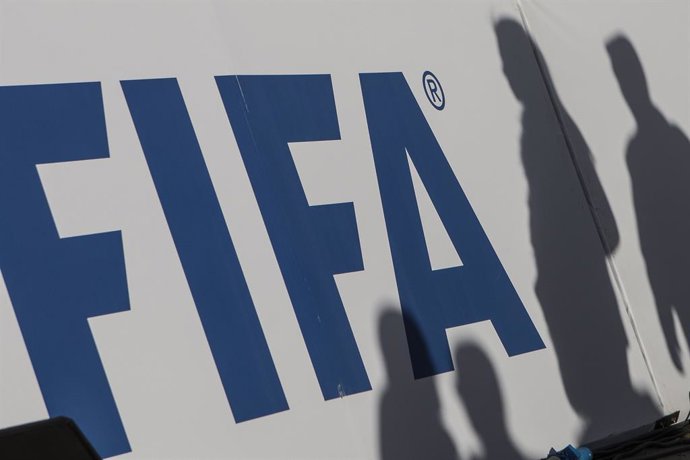 Archivo - FILED - 06 January 2020, Egypt, Giza: The shadows of spectators can be seen on a FIFA banner. Complaint proceedings have been opened at the Swiss Fairness Commission against the football governing body FIFA for possible misleading advertisement 