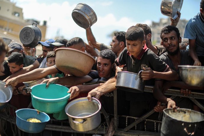 03 de setembro de 2025, Territórios Palestinos, Gaza: Palestinos esperam para receber alimentos de uma cozinha beneficente na Cidade de Gaza. Foto: Omar Ashtawy/APA Images via ZUMA Press Wire/dpa
