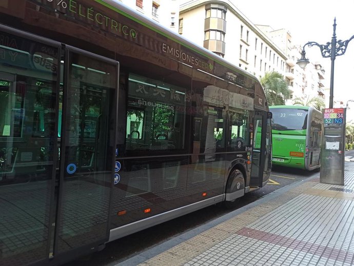 Archivo - Autobuses eléctricos en Zaragoza.