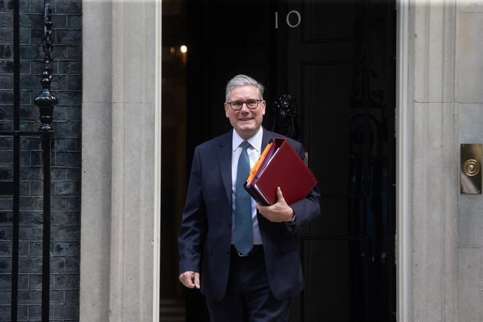 Archivo - El primer ministro de Reino Unido, Keir Starmer, sale de Downing Street