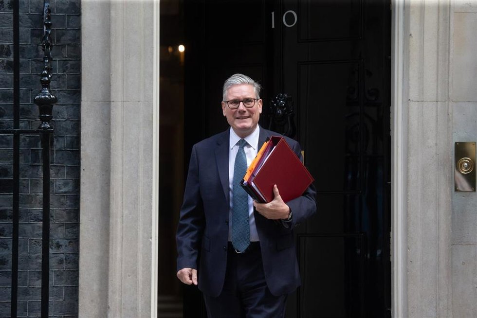Archivo - El primer ministro de Reino Unido, Keir Starmer, sale de Downing Street