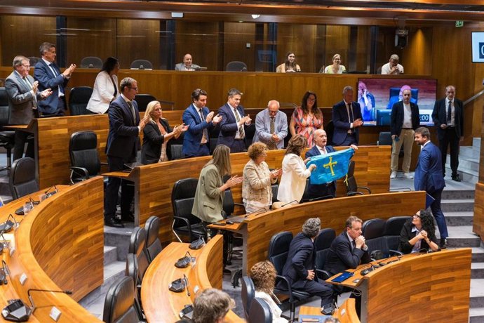 El presidente del PP de Asturias y portavoz parlamentario, Álvaro Queipo, recibiendo el aplauso del resto de diputados tras finalizar su intervención en el Pleno institucional del Día de Asturias