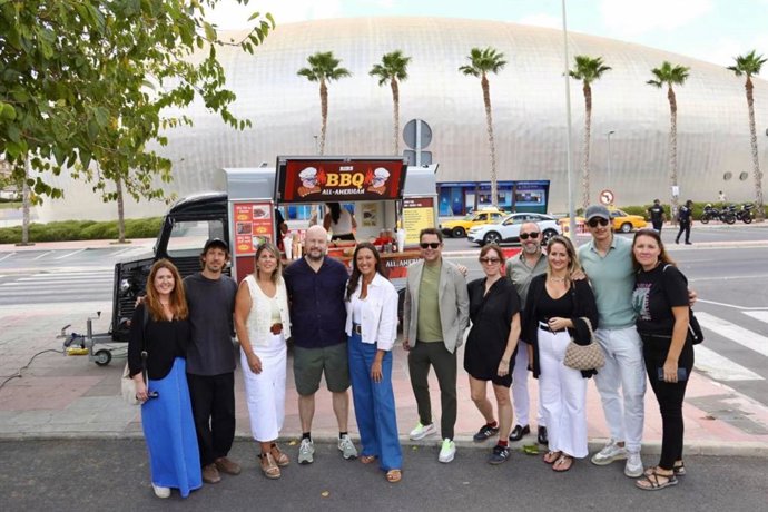 La consejera de Turismo, Cultura, Juventud y Deportes, Carmen Conesa, visitó hoy el rodaje de la tercera temporada de la serie 'El Inmortal' en las inmediaciones del Palacio de Deportes de Cartagena