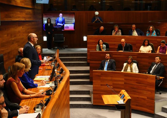 El presidente de la JGPA, Juan Cofiño, durante su intervención en el Pleno institucional por el Día de Asturias.