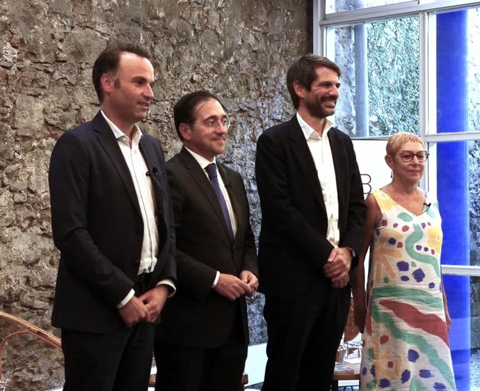 El ministro de Exteriores, José Manuel Albares, y el ministro de Cultura, Ernest Urtasun, junto con el director del Cidob, Pol Morillas, y la coordinadora de investigación del Cidob, Anna Ayuso