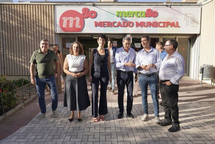 La ministra de Inclusión, Seguridad Social y Migraciones, Elma Saiz, en su visita al barrio Zaidín.