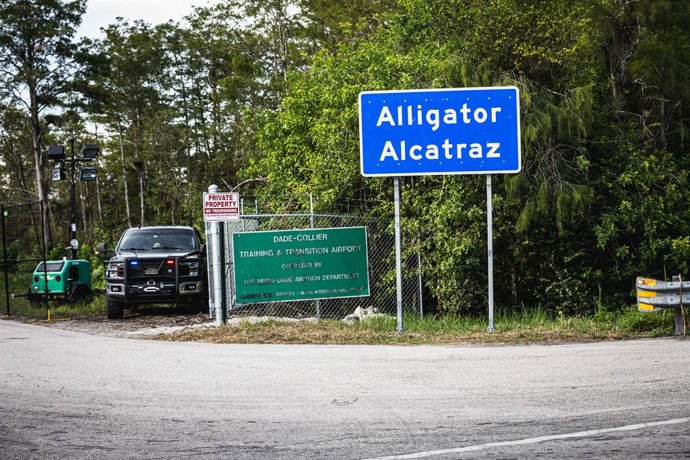 Archivo - 3 de agosto de 2025, Ochopee, Flórida, EUA: A entrada do fato foi marcada pela reunião de líderes de grupos religiosos de todo o estado da Flórida para uma vigília no local do centro de detenção chamado de "Alcatraz dos Jacarés" pelo estado da F