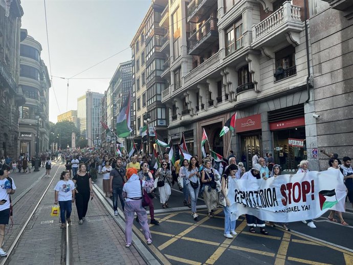 La cacerolada en contra del genocidio recorre la capital vizcaína