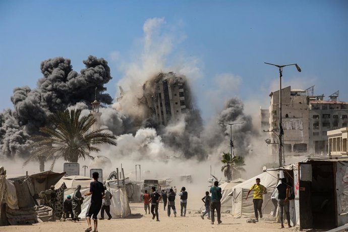 September 5, 2025, Gaza City, Gaza Strip, Palestinian Territory: Smoke billows during Israeli strikes on a tall building in Gaza City amid the war between Israel and the Hamas militant movement. The Israeli military said it struck a high-rise in Gaza City