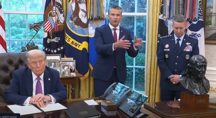 El presidente de EEUU, Donald Trump, firma la orden ejecutiva que recupera el nombre de Departamento de Guerra para el Pentágono, junto al secretario de Defensa, Pete Hegseth