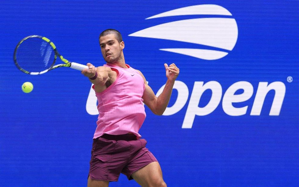 02 September 2025, US, New York: Spanish tennis player Carlos Alcaraz in action against Czech Jiri Lehecka during their Men's singles quarter final match of the 2025 US Open tennis tournament at USTA Billie Jean King National Tennis Center. Photo: Javie
