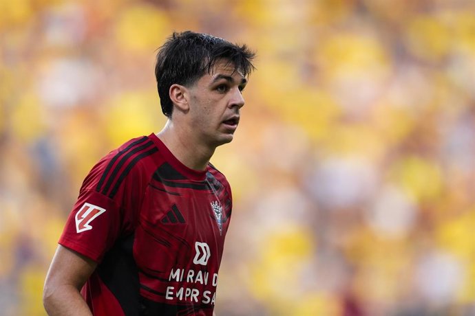 Gonzalo Petit of CD Mirandes looks on during the Spanish league, LaLiga Hypermotion, football match played between Cadiz CF and CD Mirandes at Nuevo Mirandilla stadium on August 17, 2025, in Cadiz, Spain.