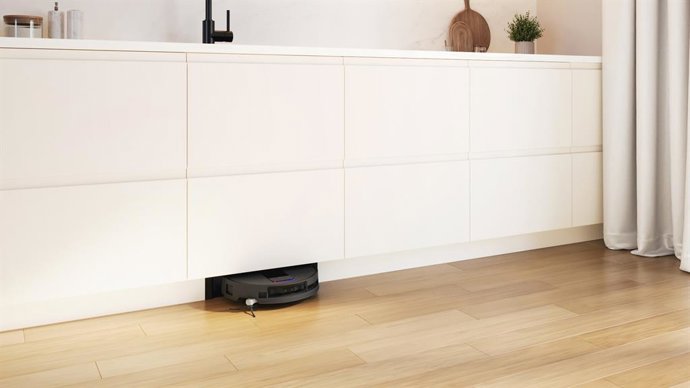 World’s First Built-in Vacuum and Mopping Robot