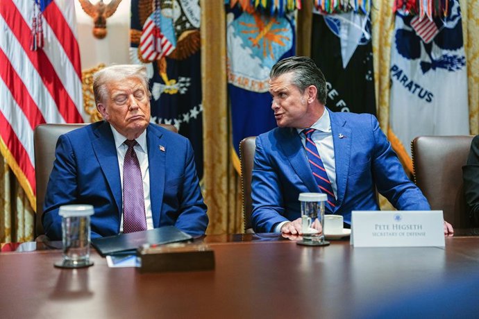26 de agosto de 2025, Washington, Distrito de Colúmbia, EUA: O secretário de Defesa dos Estados Unidos, Pete Hegseth, fala enquanto o presidente dos EUA, Donald J. Trump, ouve durante uma reunião de gabinete na sala de gabinete da Casa Branca em Washingto