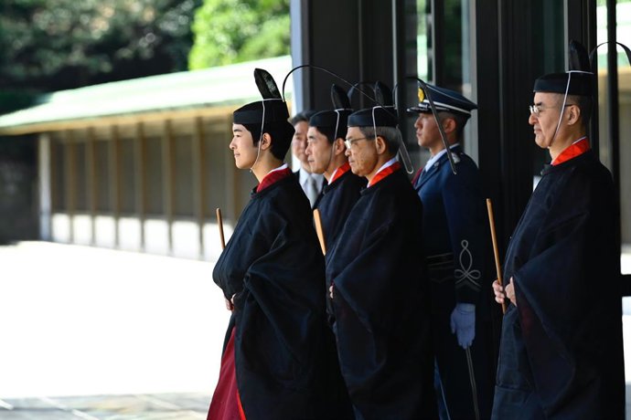 06 de setembro de 2025, Japão, Tóquio: O príncipe japonês Hisahito sai do Palácio Imperial após participar da cerimônia de maioridade, Kakan no gi, em Tóquio. O evento, realizado em seu aniversário de 19 anos, marca seu reconhecimento oficial como membro 