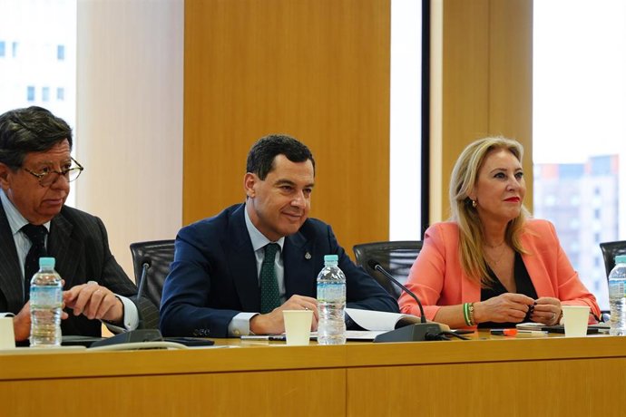 Archivo - El presidente de la Junta de Andalucía, Juanma Moreno, y la consejera de Economía, Hacienda y Fondos Europeos, Carolina España, durante su visita a la sede de JETRO. A 30 de julio de 2025 en Tokio (Foto de archivo).