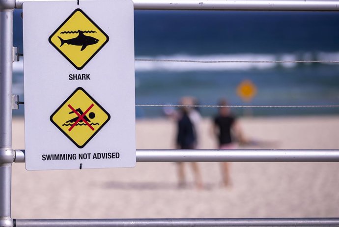 Archivo - SYDNEY, Feb. 17, 2022  -- A warning sign is seen at Bondi beach in Sydney, Australia, Feb. 17, 2022. More than a dozen of popular surf beaches in Australia's Sydney were closed on Thursday, following the first fatal shark attack in the harbor ci