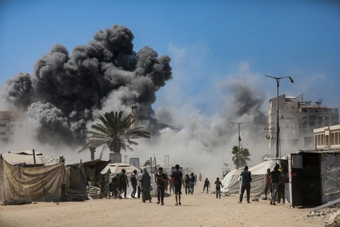 Columna de fum després de l'atac contra un edifici a la ciutat de Gaza