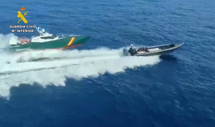 Archivo - Una patrullera de la Guardia Civil en una persecución de una narcolancha