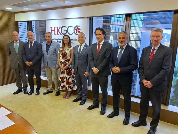 Imagen de la reunión de la consejera Sara Rubira y el resto de la delegación regional con el CEO de la Cámara General de Comercio de Hong Kong, Patrick Yeung, y Alfonso Ballesteros, Chairman of the Europe Committee.