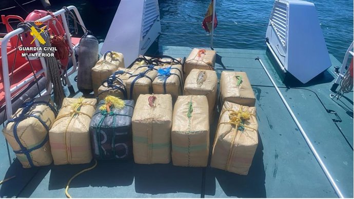 Fardos de haxixe apreendidos após serem localizados no Estreito de Gibraltar.