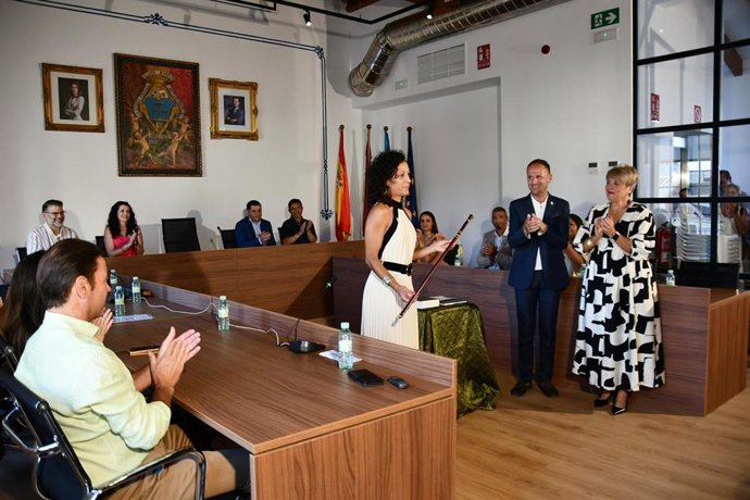 La socialista Silvia Verdú (c) recibe la vara de mando de su predecesor, Lázaro Azorín, y de la edil Elisa Santiago tras haber sido elegida alcaldesa de Pinoso (Alicante) el 5 de septiembre de 2025