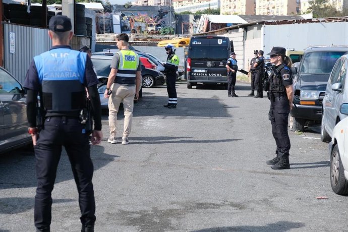 La Policía Local denuncia la actividad ilegal de varios talleres en el barrio de Los Tarahales