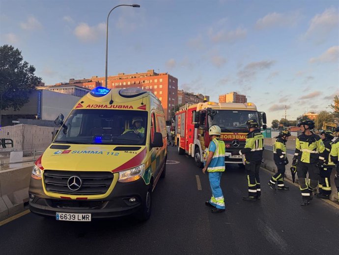 Ambulancias del SUMMA112 y Bomberos de Madrid atienden un accidente de tráfico en la A-5