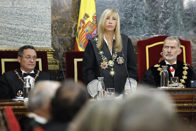 El fiscal general de l'Estat, Álvaro García Ortiz; la presidenta del Tribunal Suprem i del Consell General del Poder Judicial, Isabel Perelló, i el rei Felip VI durant l'acte d'obertura de l'any judicial 2025-2026
