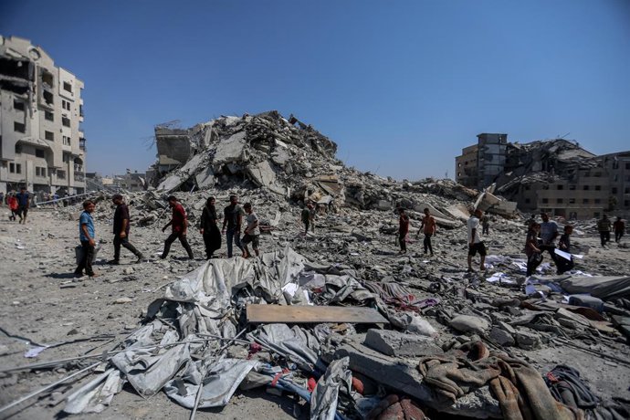 5 de setembro de 2025, Cidade de Gaza, Faixa de Gaza, Território Palestino: Palestinos verificam os destroços da Torre Mushtaha na Cidade de Gaza após um ataque militar israelense em 5 de setembro de 2025, em meio à guerra entre Israel e o movimento milit