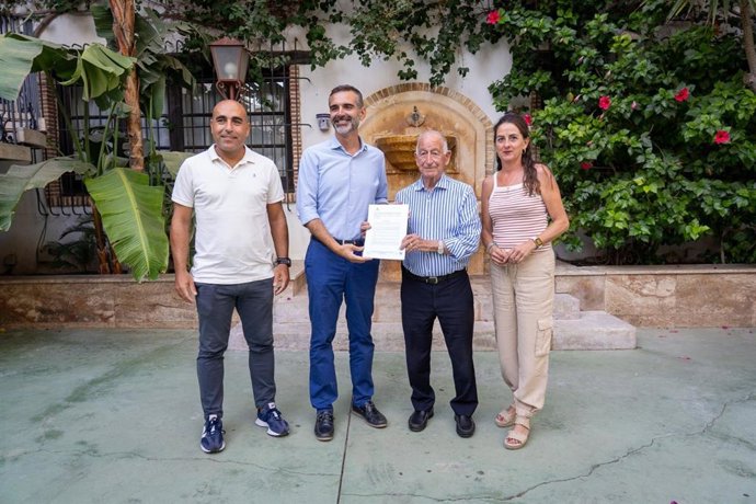 El consejero de Agricultura, Pesca, Agua y Desarrollo Rural de la Junta de Andalucía, Ramón Fernández-Pacheco, entrega la concesión al alcalde de Roquetas de Mar (Almería), Gabriel Amat.