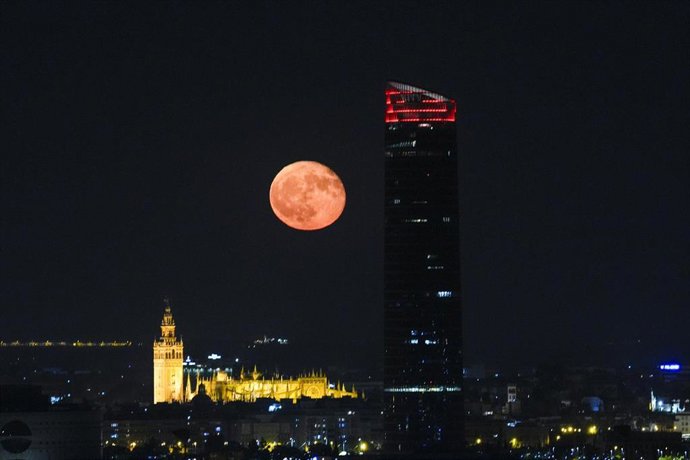 Archivo - La “Superluna del Ciervo”, a 22 de julio de 2024 en Sevilla (Andalucía, España) La “Superluna del Ciervo” se ha podido ver hoy en Sevilla tras la Catedral y Torre Sevilla