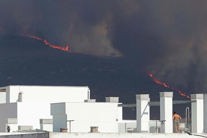 Medios terrestres y aéreos operan en el incendio declarado en el paraje Sierra de la Plata, cercano a la playa de Bolonia, a 11 de agosto de 2025, en Tarifa (Cádiz). (Foto de archivo).